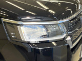 【LEDヘッドライト】悪天候や夜間走行時も良好な視界を確保し安心して運転できる高輝度LEDヘッドライトを装備!点灯速度が早く、消費電力も抑えられています。