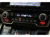 オートエアコンは左右席で独立温度コントロールが可能です。シートヒーター付きで、冷えた車内でもスイッチを押せば数秒で座面と背もたれがあたたかくなります。