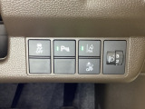 ハンドルの右側にはヘットライトリベライザーとHondaセンシング用のメインスイッチがついています。ヘッドライトリベライザーは道路状況や積荷の加重に応じてライトの高さを調節できます。