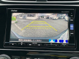 後退時に車両の後ろ側をモニター画面に表示します。車庫入れが苦手な人もこれで安心♪