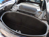 エンジンルーム後方には大型トランクスペースを確保。週末のお出かけには十分なサイズ。エヴォーラでお出かけプランを立ててみてはいかがでしょうか?