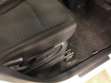 痛みの出やすい運転席シートの角、フロアマット、座面、ともに良好です