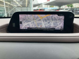 お手元のスマートフォンと接続して頂く事で使用可能な「Apple CarPlay/Android Auto」電話の応答は勿論、メッセージの受信やLINE、音楽接続からナビアプリの使用まで幅広く活躍致します。