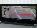 360度ビューカメラを搭載。4方の小型カメラの映像を処理し、車両真上からの映像に変換しています。