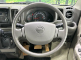 インテリアに合わせたデザインのステアリングは、運転される方のことも考え、運転しやすい形状、大きさです。是非一度、実際に触ってお確かめください。