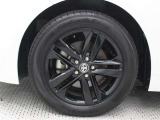 ブラック塗装の16インチ専用アルミホイールが装着されています。タイヤサイズ205/55R16