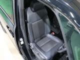 程よい硬さとホールド性が高いシートで長時間運転も快適です。
