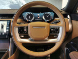 RANGEROVERのエレガントなステアリングはソフトレザーの握り心地の良いレザーを使用しています。