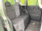 後部座席も気になる運転席シート廻りは使用感も少なく、良好な状態となっています。前オーナー様が丁寧に使っていたことがよくわかりますね。ようなキズ・汚れやへたり等、大きなダメージはなく、良好な状態です。