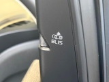 ●BLIS:ドライバーの死角を並走する車両を検出して、事故を未然に防ぐシステムです。レーダーセンサーが後方の並走車を検出すると、該当する側のドアミラー内側LEDが点灯し注意を促します。