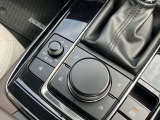 手元には運転姿勢を崩さずに操作していただける、ロータリーコマンダースイッチが装備されております。