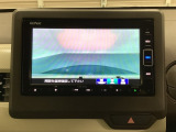 ギヤをR(バック)に入れるとナビの画面に後ろの映像が映るリアカメラ付です。後退時、コンディションが悪い視界でもカラーバックモニターがドライバーをサポートします。