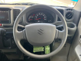 インテリアに合わせたデザインのステアリングは、運転される方のことも考え、運転しやすい形状、大きさです。是非一度、実際に触ってお確かめください。