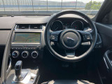 ムダのないインテリアデザインは運転席にお座りいただくと、上質なシートがお客様を包み込みます。ステアリングも握りやすい設計になっておりますのでとっさのハンドル操作も可能です。