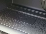 【ワイヤレスデバイスチャージング】コードをつなぐ必要がなく、コードもなくなり周辺もスッキリとシンプルになり、見た目も機能も充実です。