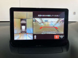 360度ビューカメラを搭載。4方の小型カメラの映像を処理し、車両真上からの映像に変換しています。