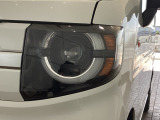 LEDヘッドライトは、点灯の瞬間から最大光量を発揮し、突然暗くなるトンネルなどでの安定感を高めます。