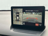 360度ビューカメラを搭載。4方の小型カメラの映像を処理し、車両真上からの映像に変換しています。
