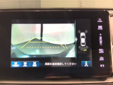 リバースギアに入れるだけで後方の表示へ切り替わります。夜間や雨の日の駐車も楽になりますよ。