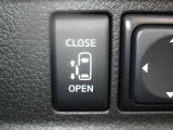 左側電動オートスライドドア付き!!運転席のスイッチでも開閉可能です♪重い荷物を持っている時や、雨の日に重宝します!小さいお子様がいても巻き込み防止機能や手動のみに切替も出来ますので安心です♪