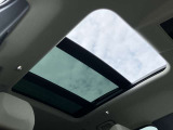【スライディングルーフ】チルト・オープン可能なパノラミックルーフを装備。開放感あふれる車内となり人気のオプションになっております。