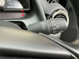 走行中の車が周囲の明るさを検知して、自動的にヘッドライトを点灯/消灯してくれます。