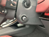【電動コラム】シートメモリーと合わせて使用すると複数人運転する場合は、お好きなポジションを記憶する事ができます。細かな調節も可能なため、ストレスなく運転が出来ます。