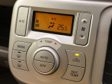 【オートエアコン】一度お好みの温度に設定すれば、車内の温度を検知し風量や温度を自動で調整。暑い…寒い…と何度もスイッチ操作をする必要はありません。快適な車内空間には必須の機能ですね♪