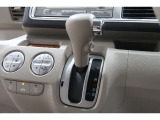 インパネシフトだから視線の移動も少なく足元もスッキリ♪運転席もゆったりしているのでゆとりを持ってドライブできますね!