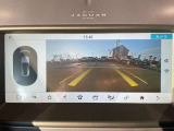 【バックカメラ】ステアリング操作に合わせてガイド線が連動するので後退時の運転操作が容易となります。