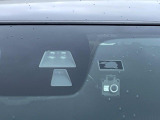 【スマートブレーキサポート】走行中に前方の車両等を認識し、衝突しそうな時は警報とブレーキで衝突回避と被害軽減をアシスト。より安全にドライブをお楽しみいただけます。
