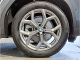 【BMWアロイホイル】軽量かつ強度に拘ったアロイホイル。走行性能ポテンシャルを引き出す設計。車の足元を引き締めてくれる大きなポイントはアロイホイルです。