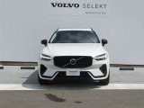 北欧らしさあふれる知的な美を形にしたラグジュアリーSUV。大胆でありながらもエレガントなスタイリングは、見る人の目に磨き上げられた強さを深く印象づけます。