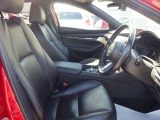 ドライバーの運転姿勢と快適性を追求したマツダのシートづくり。骨盤を安定させることで、ドライバーの自然な動きをサポートし、疲れにくいシートを実現しています。