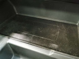 【ワイヤレスデバイスチャージング】置くだけでスマートフォンを充電することが出来ます。インテリアに溶け込んでおり、ラグジュアリーな雰囲気を損なうことはありません。