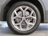 【BMWアロイホイル】軽量かつ強度に拘ったアロイホイル。走行性能ポテンシャルを引き出す設計。車の足元を引き締めてくれる大きなポイントはアロイホイルです。