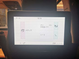 【リアシートエンターテインメント】フロントシートのヘッド部分にモニターが搭載されております。HDMI端子で様々なメディアに対応しております。