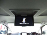 リラックスセカンドシートでゆっくりビデオ鑑賞も楽しめる、後席ディスプレイ。