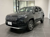 強靭なオフロード性能と研ぎ澄まさられたラグジュアリーの融合を目指したJeepフラッグシップモデル。インテリアも高いクオリティで高級感も併せ持つプレミアSUV。