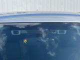 【アイサイトVer3】前方の車両等を検知し、衝突しそうな時は警報で注意を促し、ブレーキを踏む力をサポート。ブレーキを踏めなかった場合は衝突被害軽減ブレーキが作動、衝突回避をサポートします。