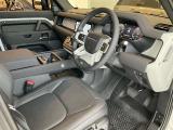 定評あるコマンドドライビングポジションを採用しています。運転者は前方の道路を見渡すことができ、また室内の快適性も向上しています。
