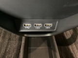 セレクトレバーの下に、スマートフォンなどの充電可能なUSB端子が2個、音源などの外部入力の可能なUSB端子が1個ついています。移動中に充電もできるので便利です。