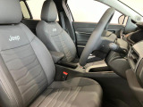 レザーシートが標準装備となっております。インテリアも上質なお車となっております。