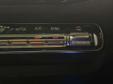 このボタンは「synchronize」(シンクロナイズ=同期する)の略で、運転席と助手席(モデルによっては後席も)のエアコン設定を連動させる機能です。