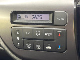 【オートエアコン】一度お好みの温度に設定すれば、車内の温度を検知し風量や温度を自動で調整。暑い…寒い…と何度もスイッチ操作をする必要はありません。快適な車内空間には必須の機能ですね♪