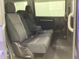 2列目シートは背もたれの角度調節ができるベンチシートになっております。長距離運転になってもゆったりとできるように、アームレストがついてます。