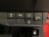 ハンドルの右側にはヘットライトリベライザーとHondaセンシング用のメインスイッチがついています。ヘッドライトリベライザーは道路状況や積荷の加重に応じてライトの高さを調節できます。