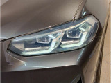 【LEDヘッドライト】先進のLEDテクノロジーを採用。放射される白色光の周波特性は太陽光に近く、バイキセノン・ヘッドライトを上回るコントラストで更に明るく輝きます!