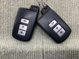 手荷物が多いときでも、スマートキーをバッグやポケットに携帯していれば、キーを取り出すことなくドアの解錠・施錠ができます