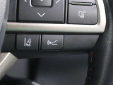 レーダークルーズコントロール(全車速追従機能付)が装備されています。高速道路で定速走行だけでなく、0km/hから約100km/hの広い範囲で先行車との車間距離を適切に保ちながら追従走行ができます。